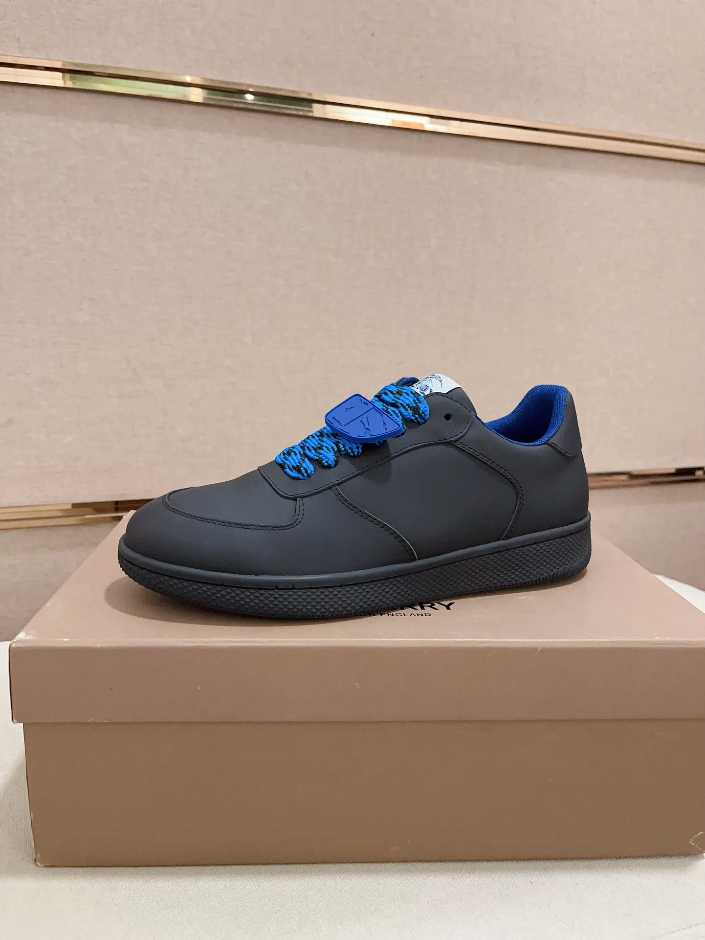 Men's shoes 💰: 560💰🇮🇹🇮🇹The counters are synchronized with Burberry's top purchasing agents🔍🔍Synchronized sales. Positive code number: 38-44. Italian imported cowhide, fully imported sheepskin lining, sole: original sole provided by the original factory, exclusive movable molded sole, super comfortable, original factory follow-up order, 🔍🔍high quality, you can enter and leave the counter at will, welcome to compare (45 yuan for customization, no return or exchange)